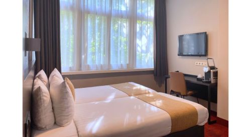 4. Hotel Van Gogh - Standard room with twin beds