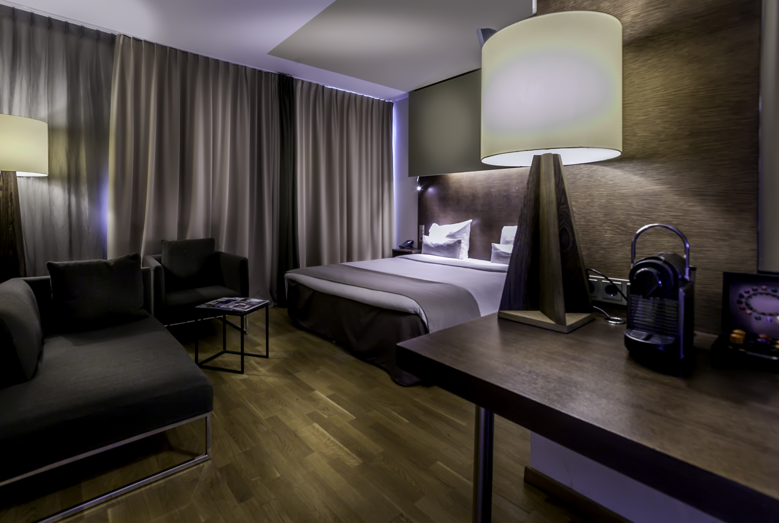 Business room at Hotel Artemis Amsterdam with desk workspace